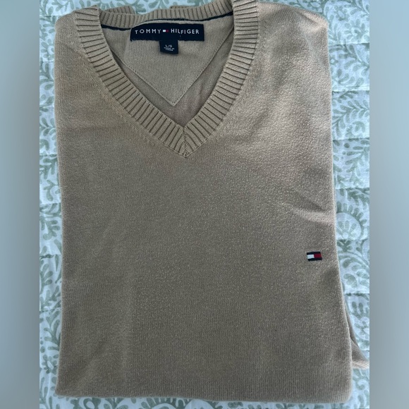 Men's Large Tommy Hilfiger V-
Neck Sweater - Picture 3 of 6